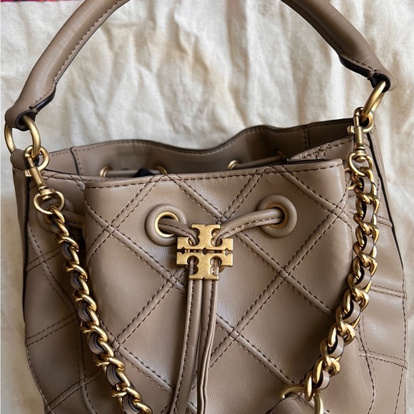 Tory Burch Tan Shoulder Bag with Drawstring Closure and Quilted Texture - Picture 4 of 10